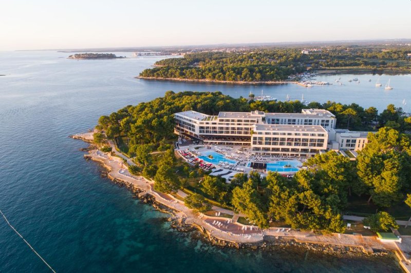 Situato a soli 50 metri dalla spiaggia di Poreč (Parenzo in italiano), l’Hotel Parentium Plava Laguna vanta un centro benessere con 6 vasche idromassaggio, una piscina coperta e 2 piscine all'aperto.