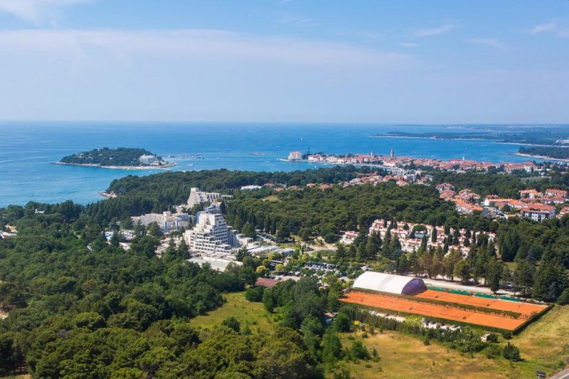 Situato ad appena 5 minuti a piedi dalla spiaggia, in una posizione tranquilla nel mezzo della pineta, questo hotel presenta una piscina interna ed esterna, e numerosi impianti sportivi.