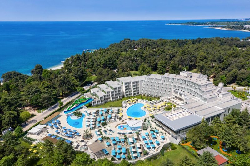 Circondato da una pineta, a soli 130 metri dalla spiaggia e a 10 minuti a piedi dal centro storico di Poreč (Parenzo), il Valamar Parentino Hotel - ex Zagreb vanta una recente ristrutturazione con passaggio a categoria superiore