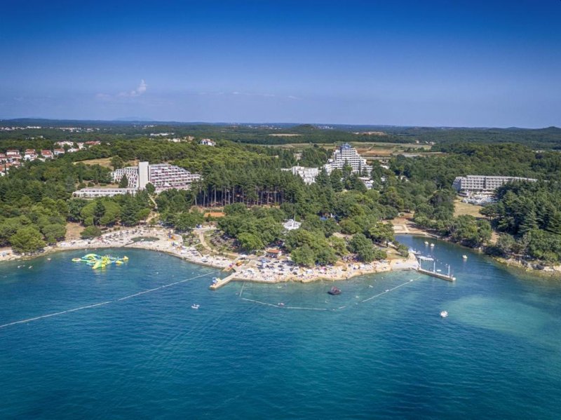 Situato a Poreč (Parenzo in italiano), a 200 metri da spiagge ghiaiose, il Valamar Crystal Hotel offre una piscina all'aperto, un programma d'intrattenimento e la connessione WiFi gratuita nella hall.