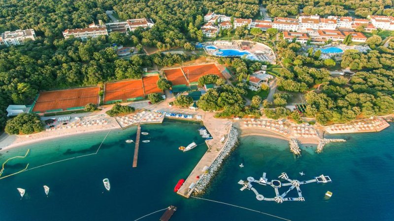 Situato a pochi passi da 5 diversi tipi di spiaggia sulla verde penisola di Lanterna, il Valamar Tamaris Resort vanta piscine all'aperto, vari ristoranti, una ricca offerta sportiva e di intrattenimento