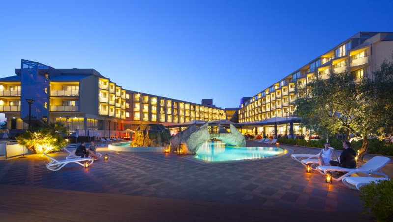Di fronte all'Aminess Maestral Hotel troverete lettini e ombrelloni e avrete a disposizione anche una spiaggia