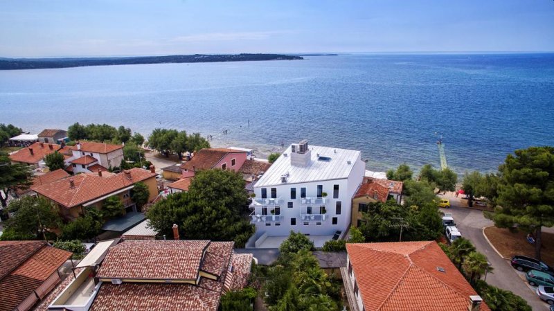 Boutique Hotel Rivalmare ha sede a Novigrad Istria (Cittanova in italiano), proprio accanto a una spiaggia.