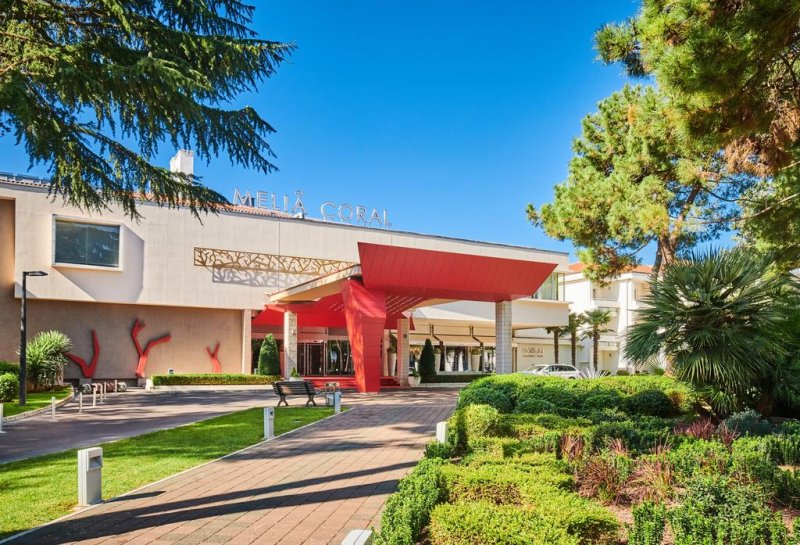 Situato nel Katoro Resort, a pochi passi dal mare e ad appena 3 km dal centro di Umag (Umago), l'hotel per soli adulti Mélia Coral è circondato da pini e vanta un centro benessere, una palestra, alcune piscine e la connessione WiFi gratuita.