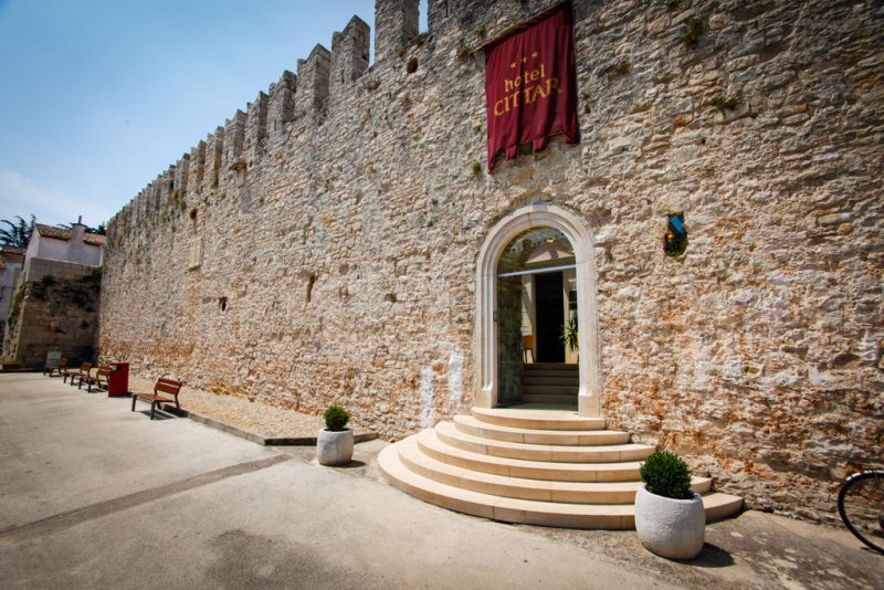 Situato nella zona medievale di Novigrad, in prossimità del porto turistico e della spiaggia, l'Hotel Cittar offre camere climatizzate con WiFi gratuito, 