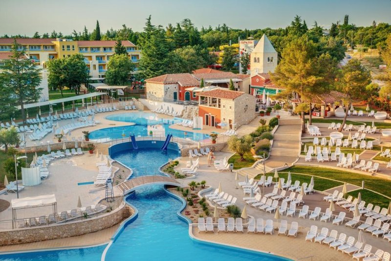 Immerso in pini e querce, a solo 250 metri dalla costa, il Sol Garden Istra vi attende nella località turistica di Katoro (Cattoro), nelle vicinanze di Umag (Umago