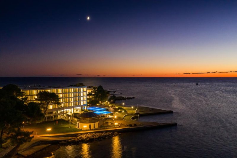 Struttura fronte spiaggia ristrutturata nel 2017 e situata nella tranquilla località di Punta, a circa 1 km dal centro di Umag (Umago), il Sol Sipar offre piscine all'aperto, un ristorante, un bar della hall e la connessione WiFi gratuita in tutte le aree.