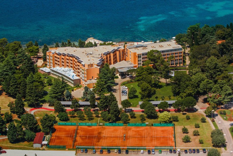 Situato lungo la spiaggia, a solo 1 km dal centro città, l'Hotel Sol Umag presenta camere moderne ed eleganti con aria condizionata e magnifica vista sul mare, un centro benessere e vari ristoranti.