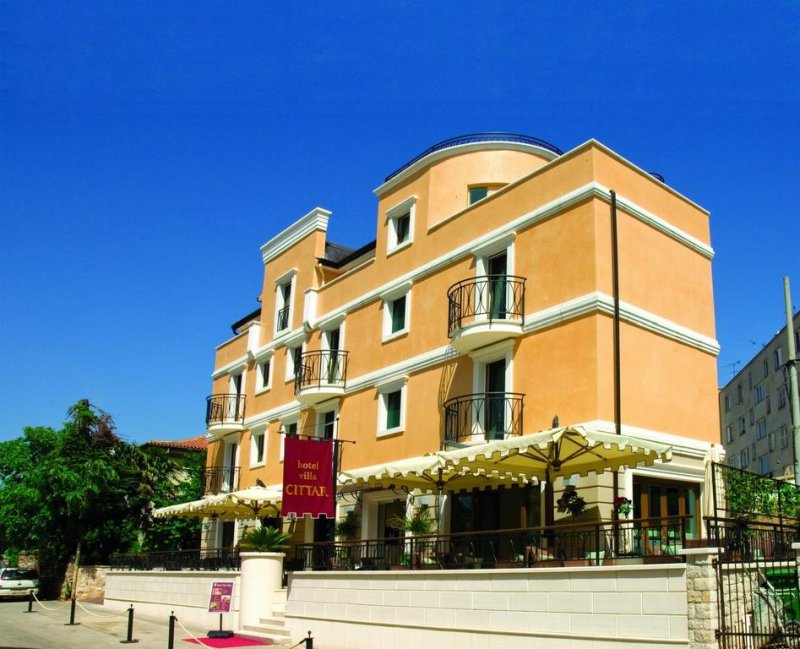 Il confortevole hotel a conduzione familiare Villa Cittar sorge nel centro storico di Novigrad, a pochi metri dalla spiaggia e dal porto turistico.