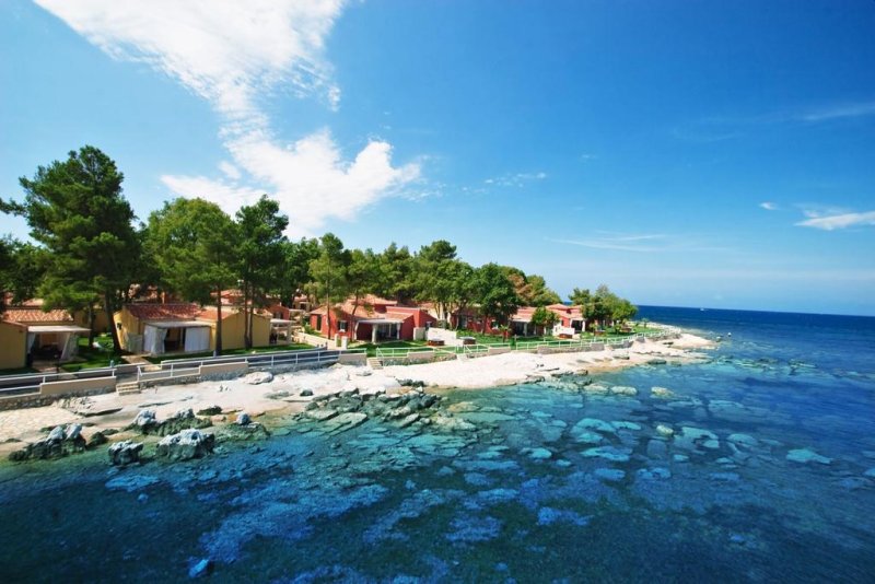 Situato a Umag (Umago in italiano), il Meliá Istrian Villas si trova direttamente sul mare, e offre 2 piscine