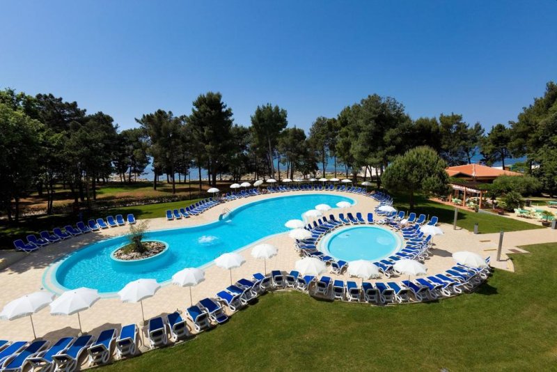 Situato in una splendida posizione sul mare nella località di Katoro, a soli 2,5 km dal centro di Umag (Umago), l'ecosostenibile Hotel Sol Aurora vanta un facile accesso alla spiaggia lastricata.