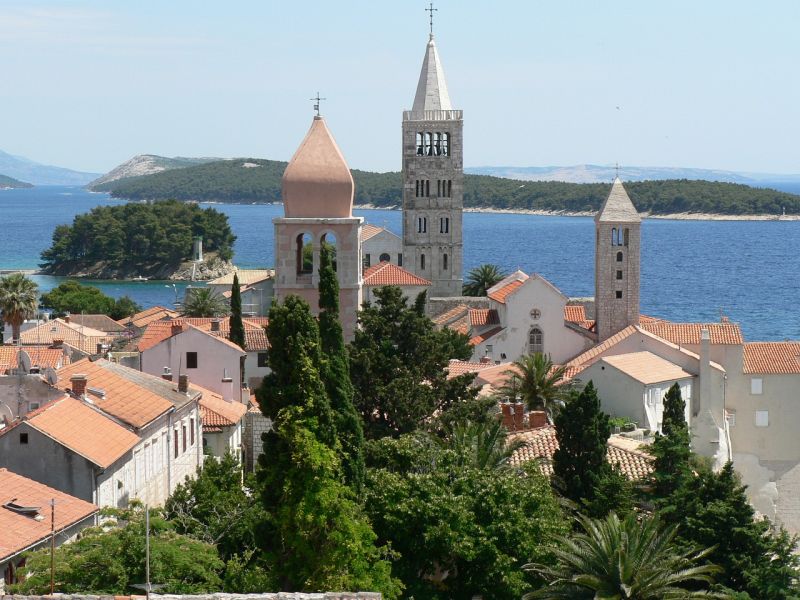 La città di Arbe ha ricevuto molti riconoscimenti come miglior località turistica dell'Adriatico.
