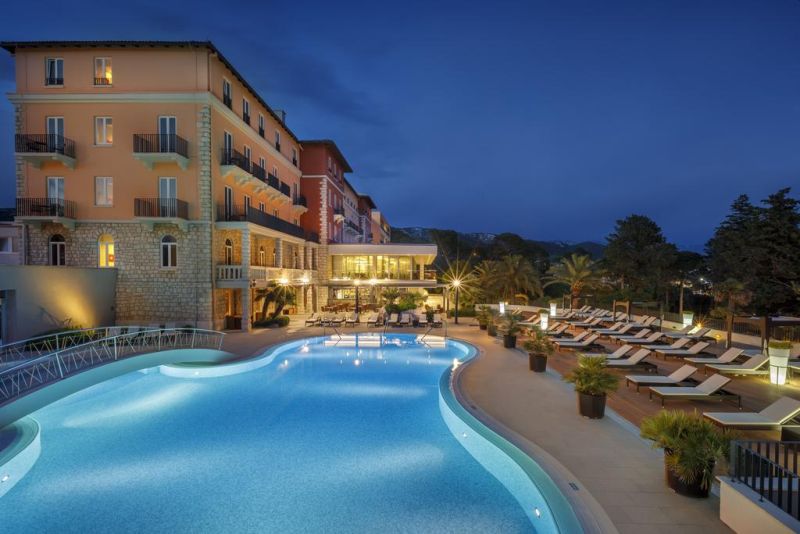 Situato a 5 minuti a piedi dal centro di Rab (Arbe in italiano), il Valamar Collection Imperial Hotel - Designed for Adults offre una vista sul centro storico di Rab, varie piscine, un centro benessere, 2 ristoranti e la connessione WiFi gratuita in tutte le aree.