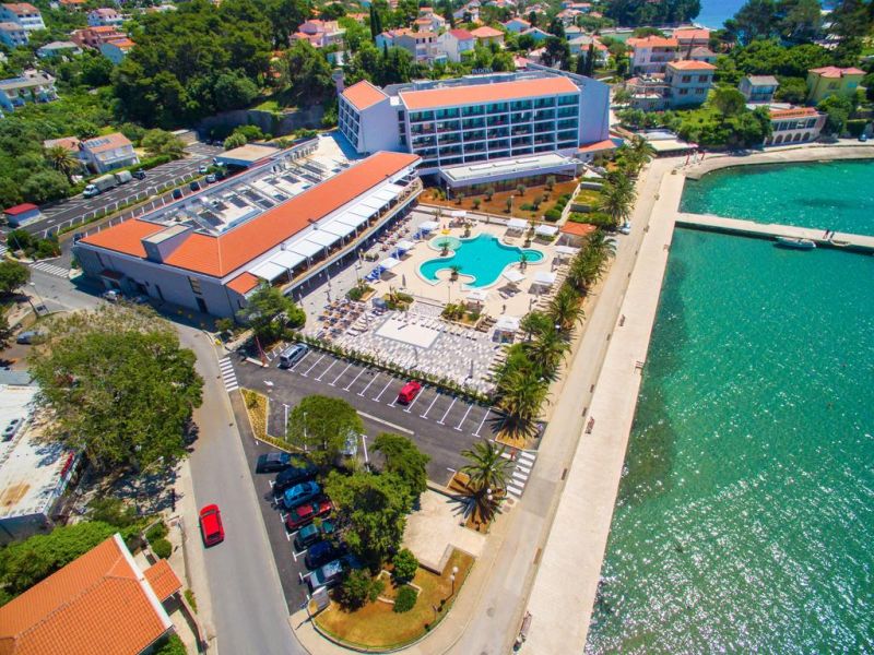 Dotato di una piscina all'aperto, il Valamar Padova Hotel è situato direttamente sul mare nella Baia di Prva Padova, a 20 minuti a piedi o 5 minuti di barca dal centro storico di Rab (Arbe) e a 200 metri da una spiaggia sabbiosa.