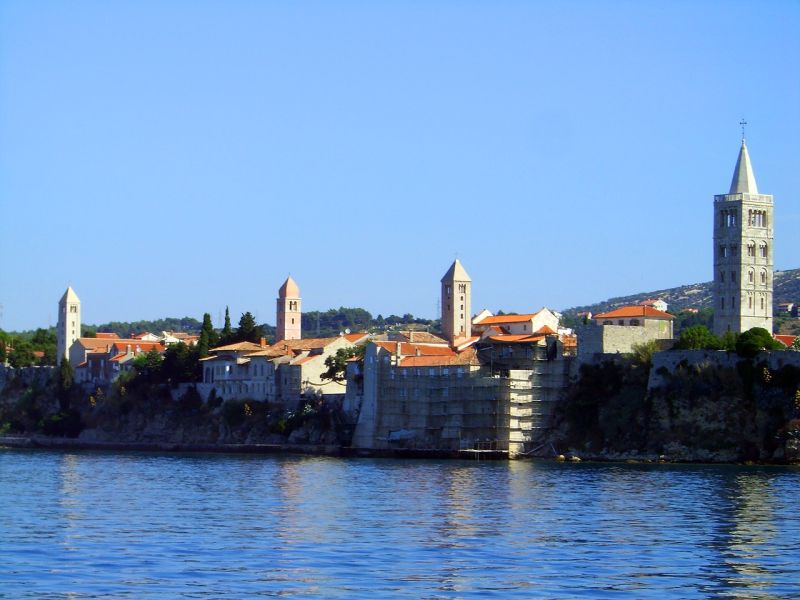 La città di Rab è semplicemente stupefacente, un'oasi medievale distesa in un tripudio di guglie di chiese e strade tortuose su una stretta penisola circondata da acque cristalline.