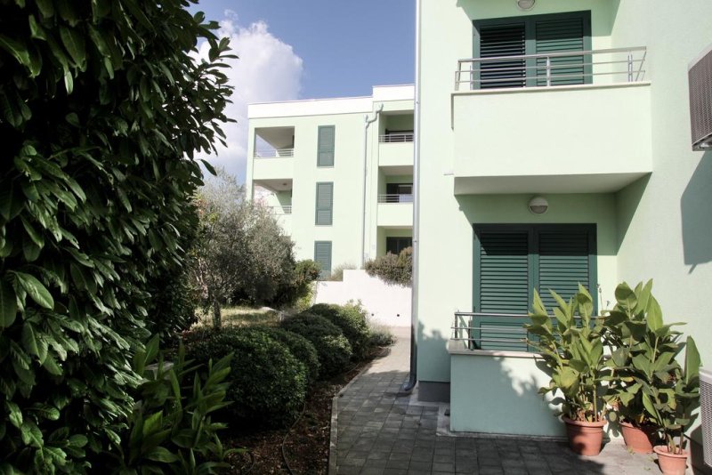 Situata a 150 metri dalla spiaggia, Villa Delta offre appartamenti climatizzati con balcone e connessione Wi-Fi