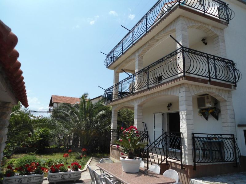 Dotato di parcheggio e internet WiFi gratuiti, l'Apartmani Slavica a conduzione familiare sorge a 3,5 km dal centro di Trogir (Traù), sito protetto dall'UNESCO, e a 5 minuti di cammino da una spiaggia di sabbia e dal centro di Okrug Gornji.