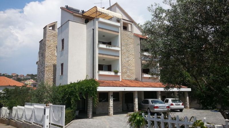 Apartments Vojin. Situati a soli 1,5 km dal centro storico di Trogir (Traù) e ad appena 150 metri dalla spiaggia sabbiosa più vicina, questi appartamenti climatizzati includono un balcone privato.