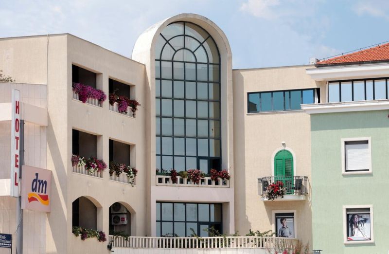 Hotel Bellevue Trogir. Affacciato sul centro storico di Trogir (Traù) e sulle isole circostanti, l'Aparthotel Bellevue Trogir si trova a 100 metri dal mare e offre il WiFi gratuito e una colazione continentale.
