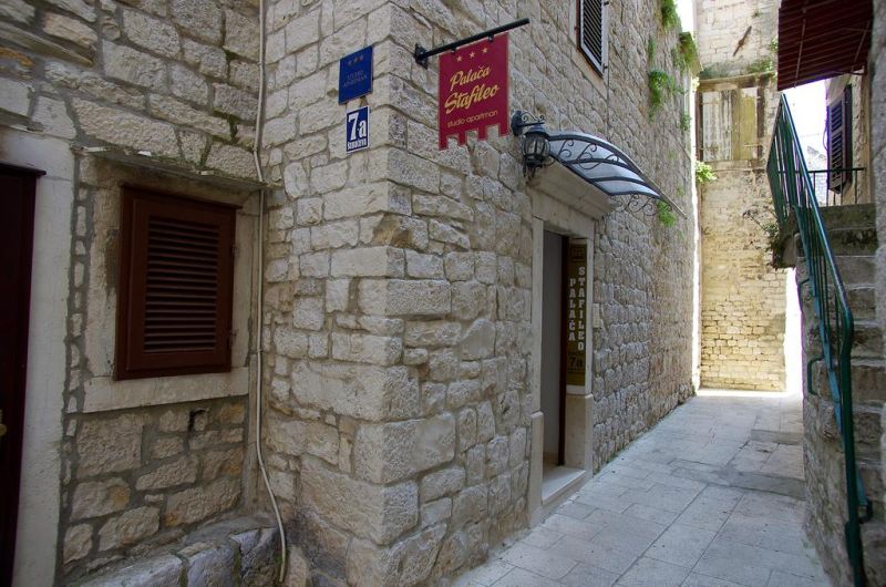 A soli 20 metri dalla piazza principale di Trogir, lo Stafileo Palace offre sistemazioni in un palazzo protetto risalente al 15° secolo. Poste attorno a un cortile interno, le camere dispongono dell'aria condizionata e di un angolo cottura.