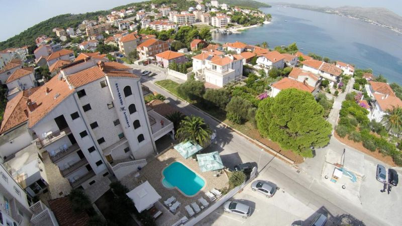 Ubicata nelle immediate vicinanze della spiaggia e a pochi chilometri dalla cittadina di Trogir (Traù), dichiarata Patrimonio dell'Umanità dall'UNESCO, la Villa Katarina vanta il WiFi gratuito, un parcheggio privato gratuito e camere dal design elegante con aria condizionata.