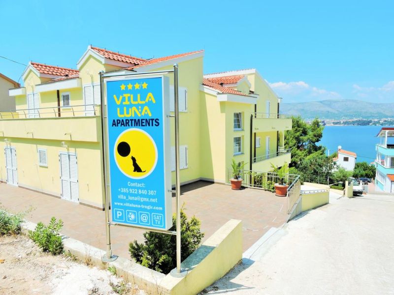 Villa Luna offre un giardino e sistemazioni con cucina a Trogir. La connessione WiFi è gratuita.