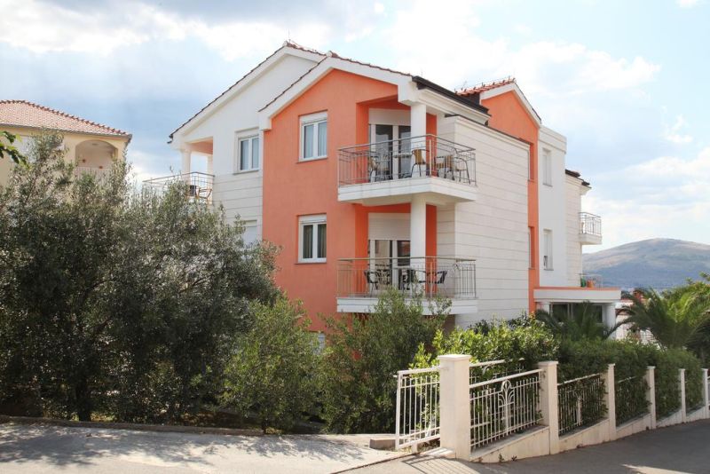 Situata a solo 150 metri dalla spiaggia e a 3,5 km dal centro storico di Trogir (Traù), Villa Mihaela offre la connessione Wi-Fi gratuita e appartamenti climatizzati con balcone privato e TV satellitare.