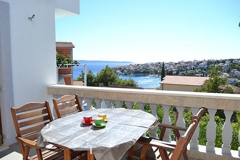 Villa Mirjana sorge a Okrug Gornji, sull'isola di Ciovo, a 5 km da Traù, patrimonio dell'umanità dell'UNESCO, e offre appartamenti climatizzati forniti di balcone o terrazza.