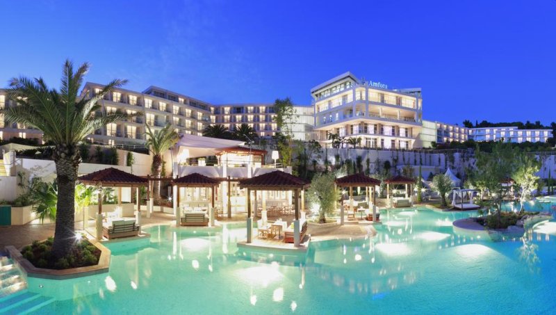Situato in una baia appartata, il lussuoso Amfora Hvar Grand Beach Resort vi accoglie vicino a una spiaggia e sfoggia una piscina multilivello e la vista sul mare, il tutto a soli 10 minuti a piedi dal centro di Hvar (Lesina).