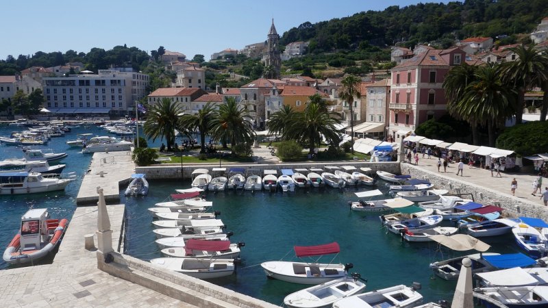 Un tempo importante porto navale veneziano nel Medioevo, la città di Hvar offre molte opzioni di alloggio se si desidera soggiornare per alcuni giorni.