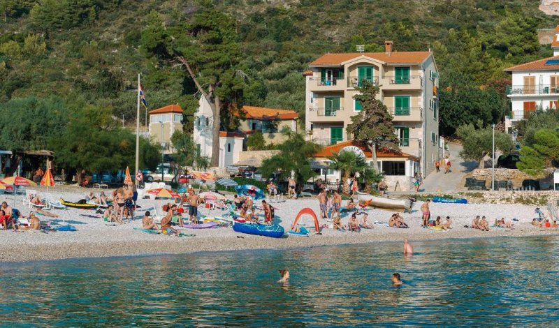 Ubicato presso la spiaggia del villaggio di Milna, a 5 km dal centro di Hvar, l'Hotel Fortuna dispone di un bar e un ristorante sul posto, e offre camere luminose, arredate con colori vivaci