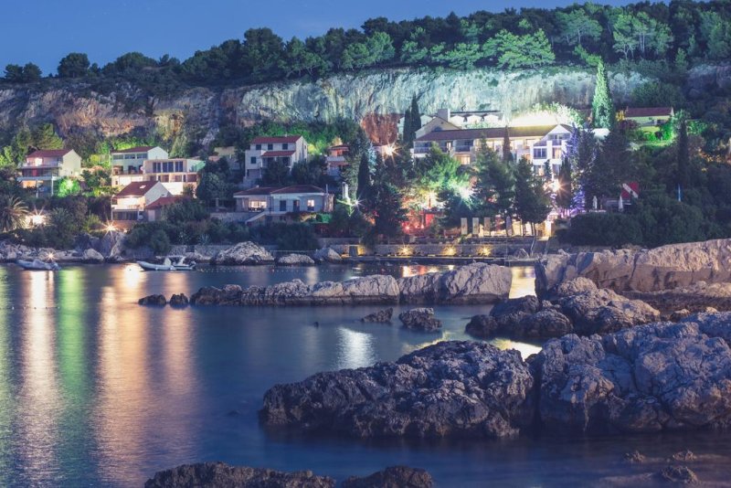 Situato in una baia tranquilla e appartata con spiaggia privata circondata da palme e pini, l'Hotel Podstine offre un centro immersioni, un centro spa e benessere, una piscina all'aperto