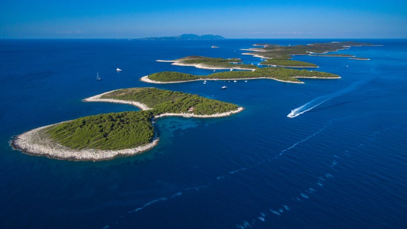 Le spiagge intorno alla città di Hvar non sono niente di speciale e tendono ad essere sovraffollate in estate. Una scommessa migliore è una visita alle Isole Pakleni