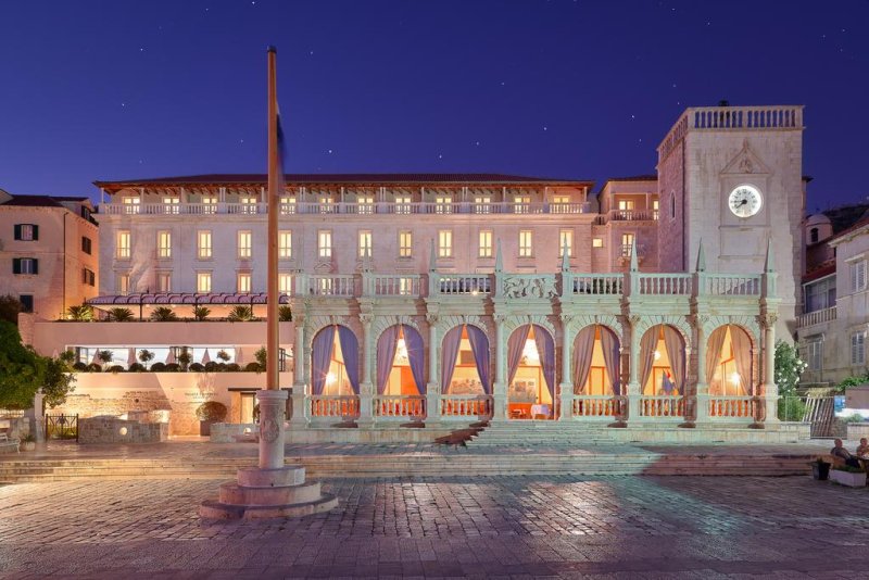 Circondato dalla Cattedrale di Santo Stefano e dal famoso Teatro di Hvar, in uno splendido scenario architettonico gotico e rinascimentale, il Palace Elisabeth, Hvar Heritage Hotel è il più antico hotel di Hvar