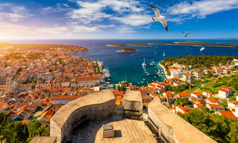 Hvar. La ripida escursione dal livello del mare attraverso il parco collinare fino alla fortezza spagnola vale la pena per le viste panoramiche che offrono i bastioni.