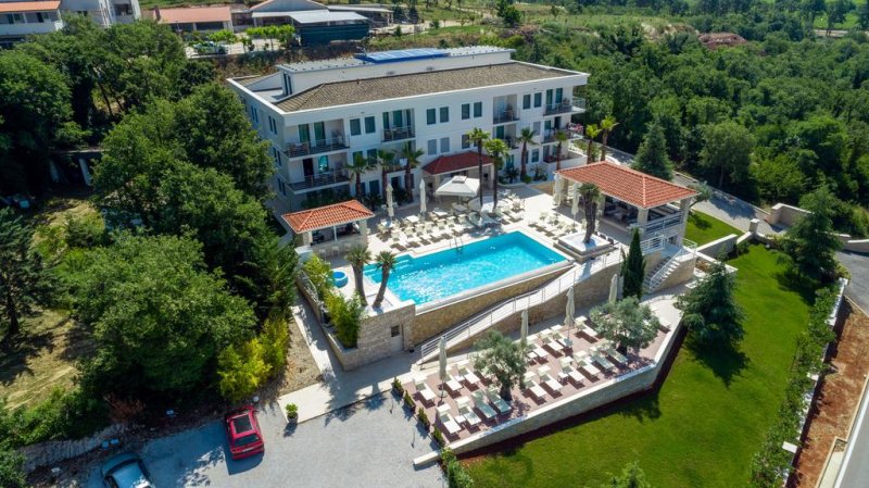 Situato a soli 200 metri dal parco acquatico Aquacolors, a 900 metri da una spiaggia e a 3 km dal centro di Poreč (Parenzo in italiano), l'Aparthotel Adeo è stato completamente rinnovato nel 2017