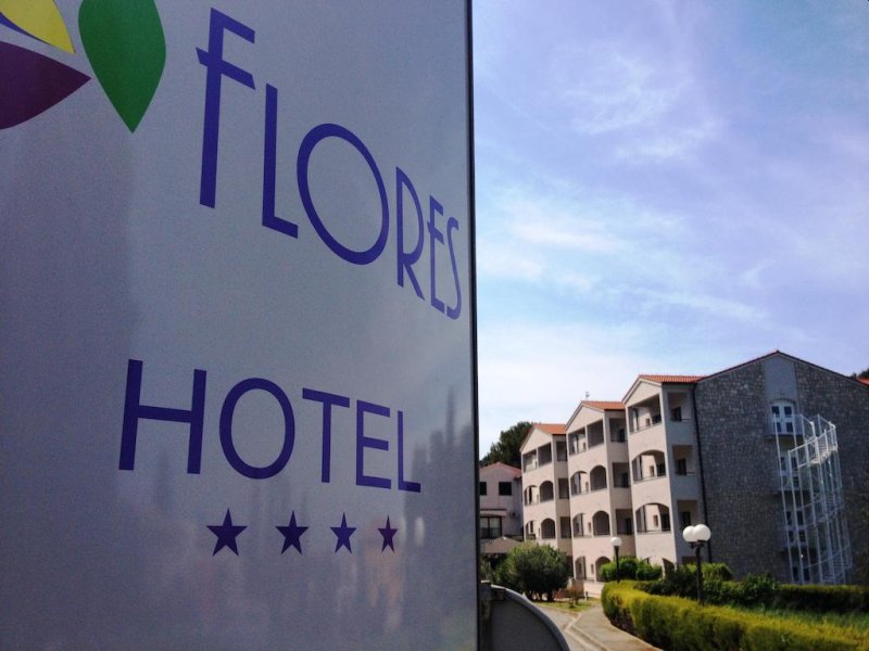 Situato a Poreč (Parenzo), a soli 300 metri dalla spiaggia più vicina e a 400 metri dal centro storico, l'Hotel Flores offre camere climatizzate con WiFi gratuito