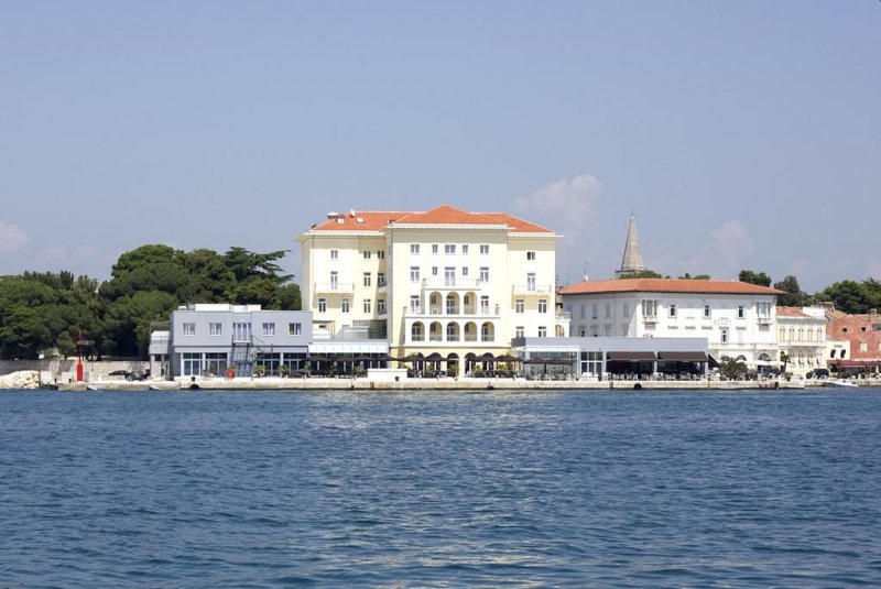 Costruito nel 1910 per la classe aristocratica e la ricca borghesia, il Grand Hotel Palazzo sorge proprio in riva al mare, sulla penisola di Parenzo.