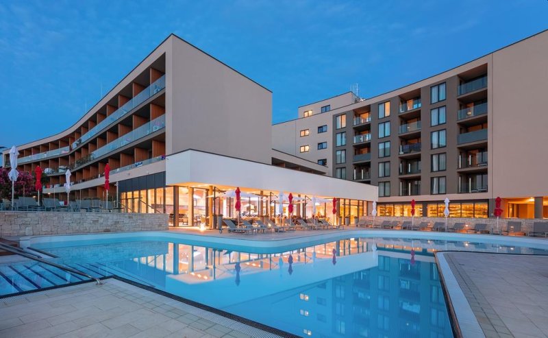 Situato nel complesso del Park Resort, a soli 100 metri dalla spiaggia, il nuovo resort per famiglie Hotel Park Plava Laguna è stato completamente rinnovato