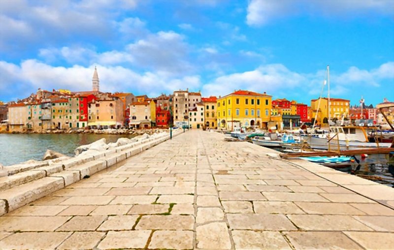 Il clima è mite e soleggiato e le coppie in cerca di un'atmosfera romantica lo troveranno sicuramente nel centro storico di Parenzo, con i suoi pittoreschi caffè e bar e le pittoresche vedute del tramonto.