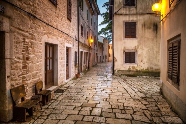 La città di Parenzo si trova un'ora a nord di Rovigno, sulla costa istriana ed è altrettanto popolare come la sua vicina in luglio e agosto.