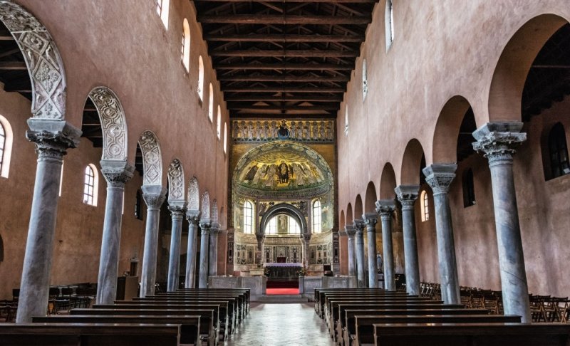 Il sito patrimonio mondiale dell'UNESCO della Basilica Eufrasiana è il momento clou degli edifici storici di Parenzo.