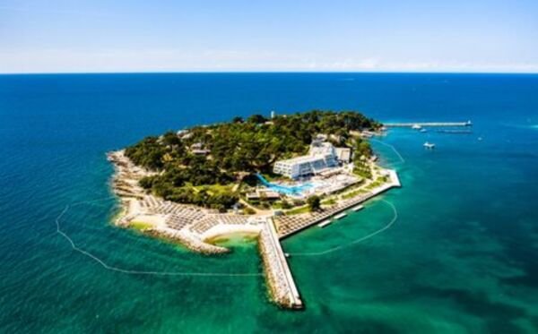 L'isola di Sveti Nikola è più carina, con molti alberi e spiagge pavimentate e di ghiaia, anche se queste possono essere affollate in estate.