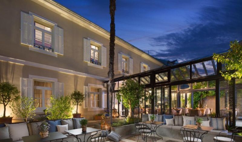 Almayer Art & Heritage Hotel and Dépendance. La struttura è nel centro della città antica, in una zona tranquilla e rilassante. L’ambiente è confortevole e familiare. Il personale super gentile e professionale. Colazione ottima, scelta ampia e gustosa, la camera pulita, grande e con tutti i servizi necessari. Arredata con cura e gusto.