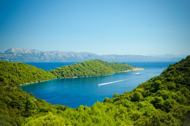 L'incantevole Mljet è avvolta nel mito. All'estremità occidentale dell'isola si trova un parco nazionale, frequentato da gitanti che si spostano in barca nelle acque blu acqua.