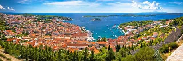 Hvar è situata nel Mar Adriatico ed è rinomata per le sue splendide spiagge, il mare limpido e l'attiva vita notturna.
