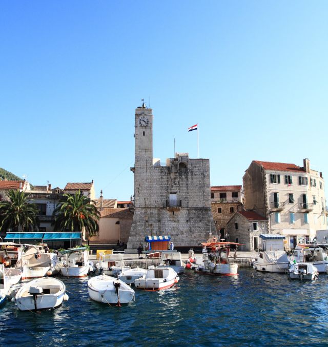 L'isola di Vis è una delle isole croate più grandi ed è nota per le sue bellissime spiagge, le acque cristalline e le incantevoli città e villaggi.