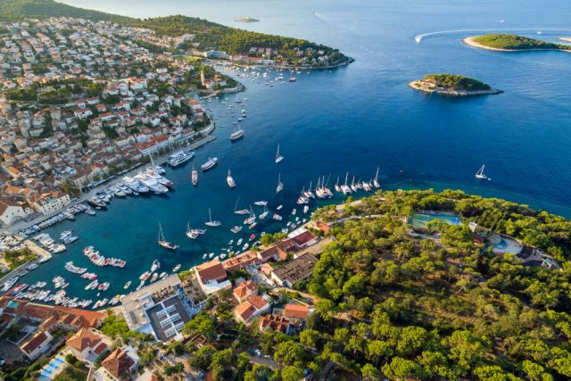 Hvar è un'isola croata situata nel mar Adriatico. È nota per il suo clima mediterraneo, le belle spiagge e le acque cristalline.