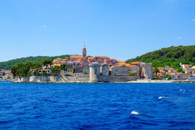 Oggi Korčula è un luogo di villeggiatura popolare grazie alle sue scogliere e spiagge sabbiose, ai suoi villaggi e a Korčula, la sua città principale.