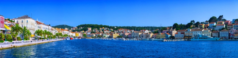 La stretta isola di Cherso è lunga 65 km e il turismo qui si concentra su villaggi come Cherso e Osor.